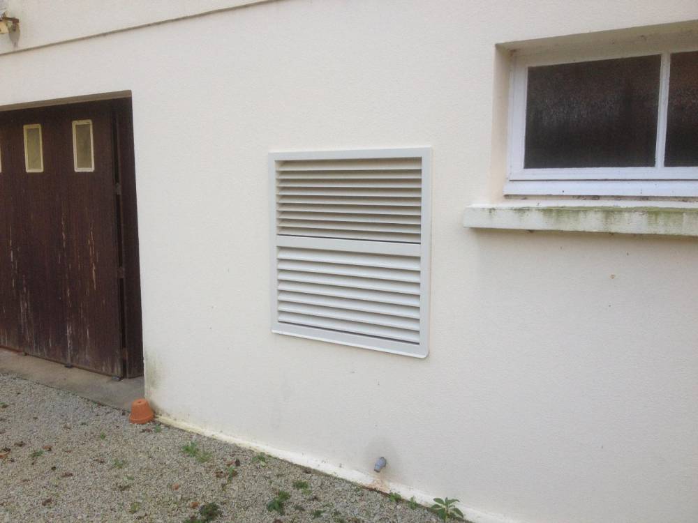 Aerothermie_Amzair_modele_interieur_grille_vue_exterieur-1920w.jpeg